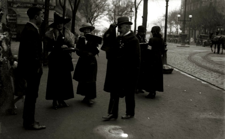 Grupo de mujeres postulantes por las calles de San Sebastián (12 de 20) - Fondo Car-Kutxa Fototeka