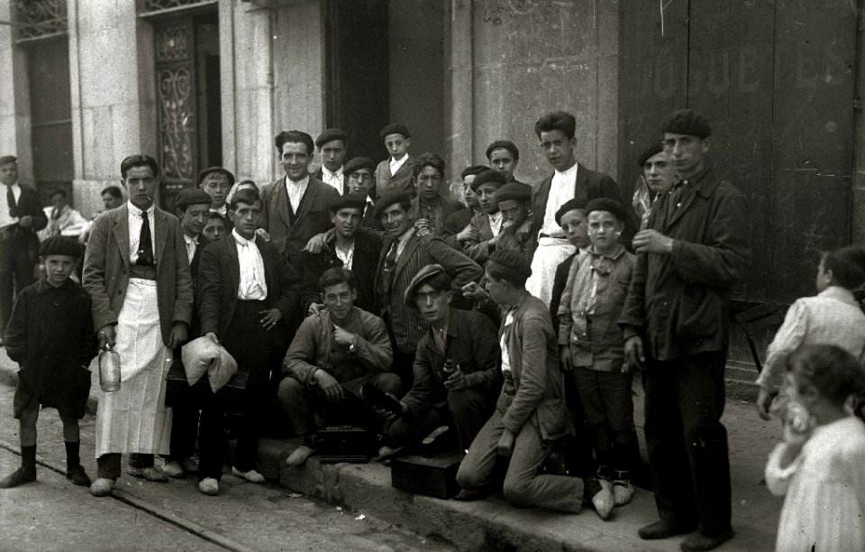 Grupo de hombres jóvenes, algunos de ellos limpiabotas (1 de 1) - Fondo Car-Kutxa Fototeka