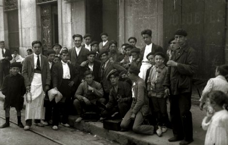 Grupo de hombres jóvenes, algunos de ellos limpiabotas (1 de 1) - Fondo Car-Kutxa Fototeka