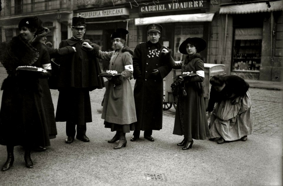 Grupo de mujeres postulantes por las calles de San Sebastián (16 de 20) - Fondo Car-Kutxa Fototeka