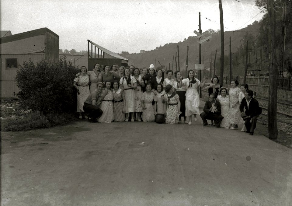 Grupo de jóvenes paseando por una carretera en el barrio de Amara junto a la fábrica de gas (3 de 3) - Fondo Car-Kutxa Fototeka