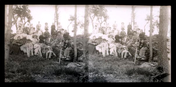 Grup familiar en un bosc (AFCEC BORDAS X 561)