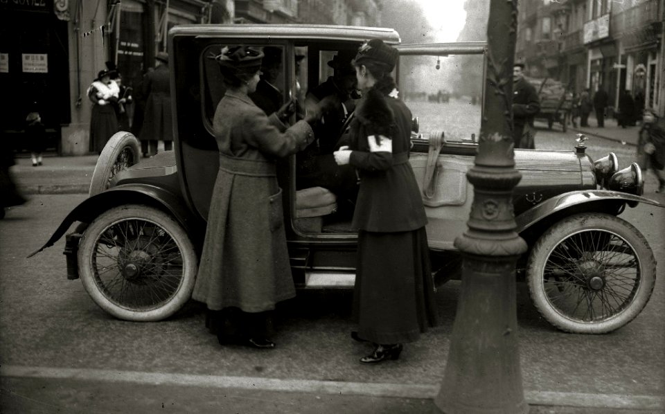Grupo de mujeres postulantes por las calles de San Sebastián (5 de 20) - Fondo Car-Kutxa Fototeka