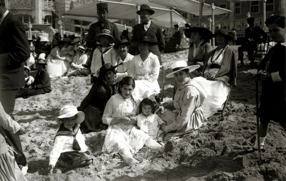 Grupo bajo los toldos de la playa de la Concha (2 de 2) - Fondo Car-Kutxa Fototeka