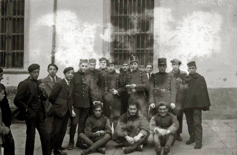 Grupo de militares heridos y enfermeras junto a la reina María Cristina en el palacio de Miramar habilitado como hospital militar durante guerrra de África (4 de 4) - Fondo Car-Kutxa Fototeka