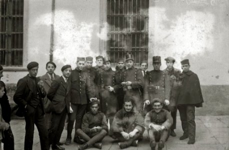 Grupo de militares heridos y enfermeras junto a la reina María Cristina en el palacio de Miramar habilitado como hospital militar durante guerrra de África (4 de 4) - Fondo Car-Kutxa Fototeka