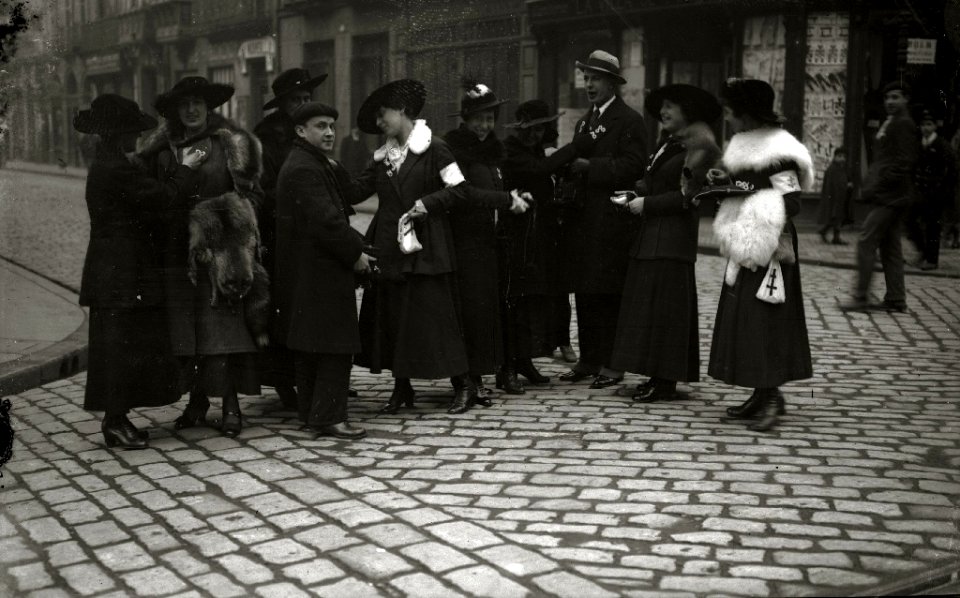 Grupo de mujeres postulantes por las calles de San Sebastián (9 de 20) - Fondo Car-Kutxa Fototeka