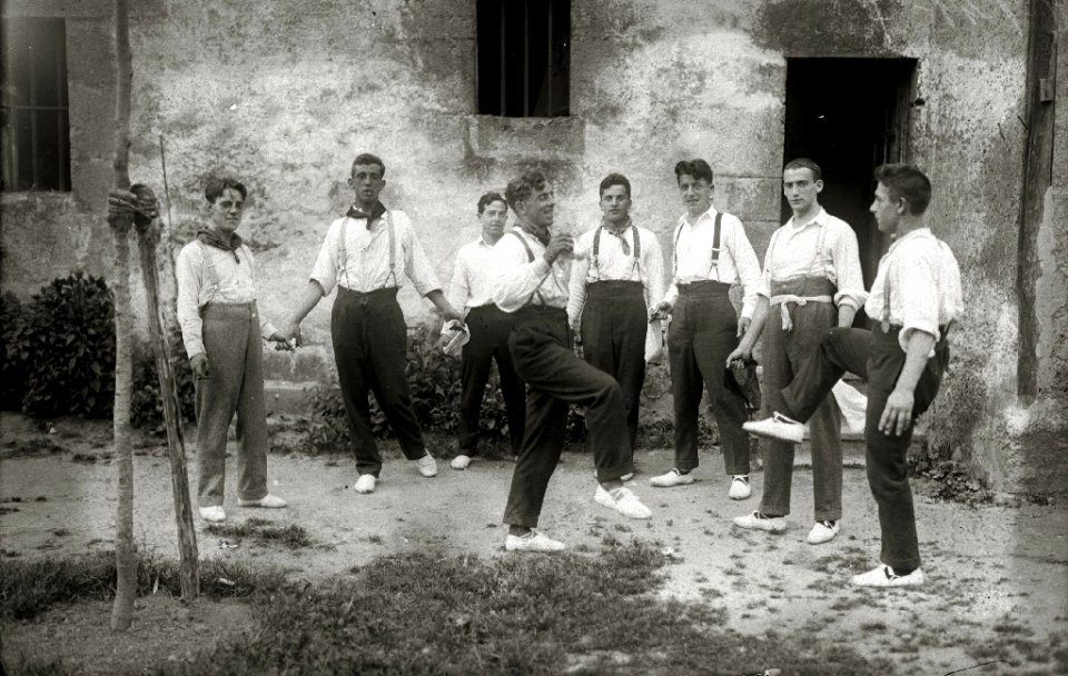 Grupo de amigos en un caserío (2 de 5) - Fondo Car-Kutxa Fototeka