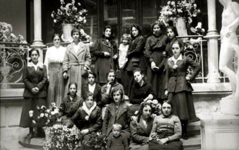 Grupo de mujeres de la Escuela de Artes y Oficios (1 de 2) - Fondo Car-Kutxa Fototeka