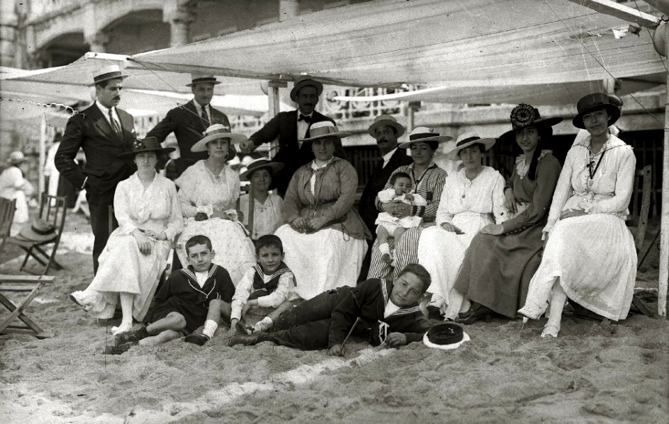 Grupo bajo los toldos de la playa de la Concha (1 de 2) - Fondo Car-Kutxa Fototeka