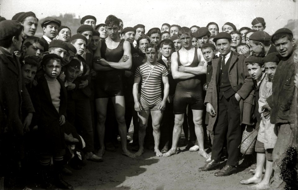 Grupo de nadadores en la playa de la Concha (2 de 2) - Fondo Car-Kutxa Fototeka