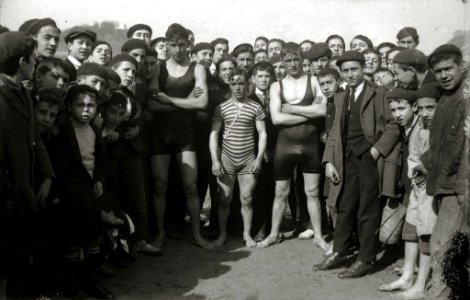 Grupo de nadadores en la playa de la Concha (2 de 2) - Fondo Car-Kutxa Fototeka