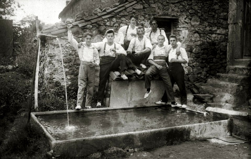 Grupo de amigos en un caserío (1 de 5) - Fondo Car-Kutxa Fototeka