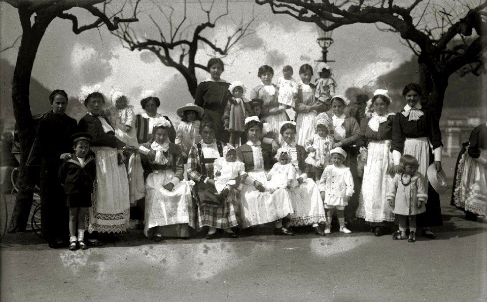 Grupo de niños con añas en el paseo de la Concha (3 de 4) - Fondo Car-Kutxa Fototeka