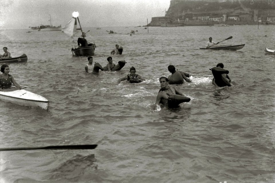Grupo de bañistas con flotadores durante la celebración de una competición en la bahía de la Concha (3 de 5) - Fondo Car-Kutxa Fototeka