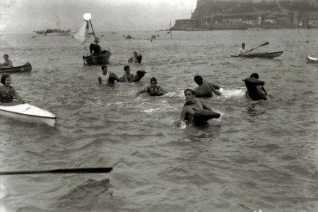 Grupo de bañistas con flotadores durante la celebración de una competición en la bahía de la Concha (3 de 5) - Fondo Car-Kutxa Fototeka