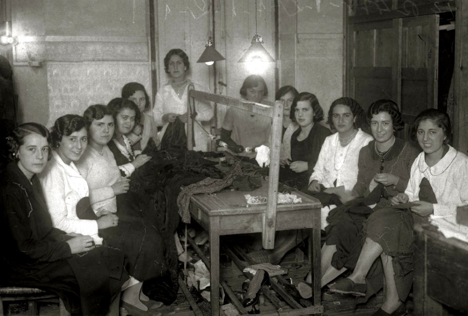 Grupo de mujeres en una empresa de confeccion de ropa (6 de 8) - Fondo Car-Kutxa Fototeka