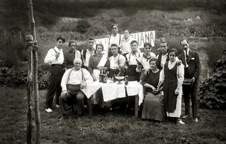 Grupo de amigos en un caserío (5 de 5) - Fondo Car-Kutxa Fototeka