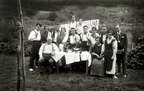 Grupo de amigos en un caserío (5 de 5) - Fondo Car-Kutxa Fototeka