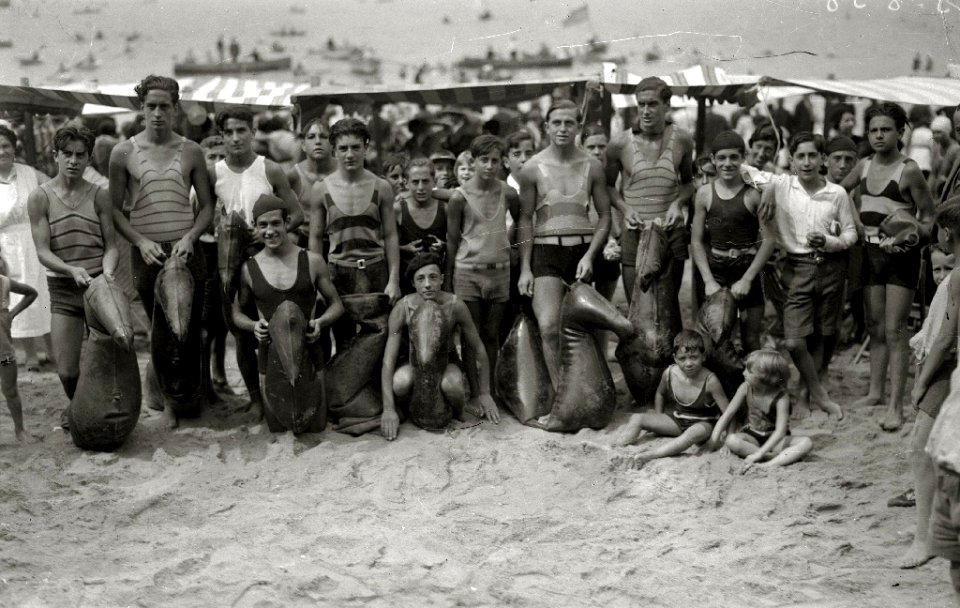 Grupo de bañistas con flotadores durante la celebración de una competición en la bahía de la Concha (2 de 5) - Fondo Car-Kutxa Fototeka