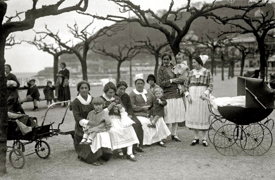 Grupo de niños con sus añas en los jardines del Alderdi Eder (3 de 3) - Fondo Car-Kutxa Fototeka