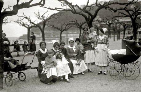 Grupo de niños con sus añas en los jardines del Alderdi Eder (3 de 3) - Fondo Car-Kutxa Fototeka