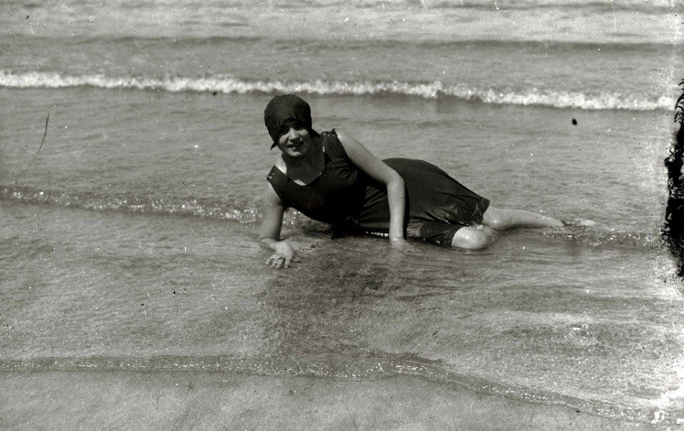 Grupo de bañistas en la playa de la Concha (6 de 10) - Fondo Car-Kutxa Fototeka