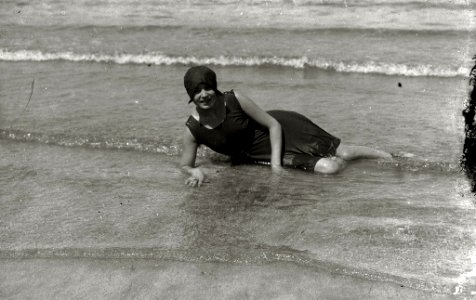 Grupo de bañistas en la playa de la Concha (6 de 10) - Fondo Car-Kutxa Fototeka