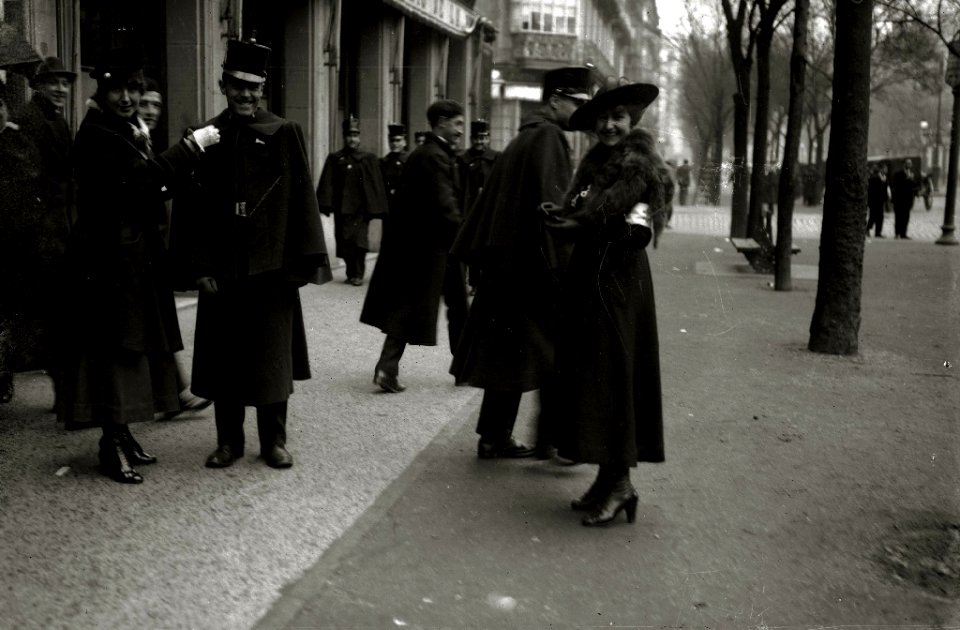 Grupo de mujeres postulantes por las calles de San Sebastián (15 de 20) - Fondo Car-Kutxa Fototeka