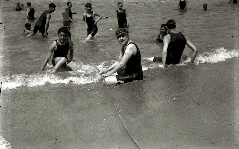 Grupo de bañistas en la playa de la Concha (1 de 10) - Fondo Car-Kutxa Fototeka