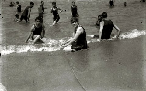 Grupo de bañistas en la playa de la Concha (1 de 10) - Fondo Car-Kutxa Fototeka