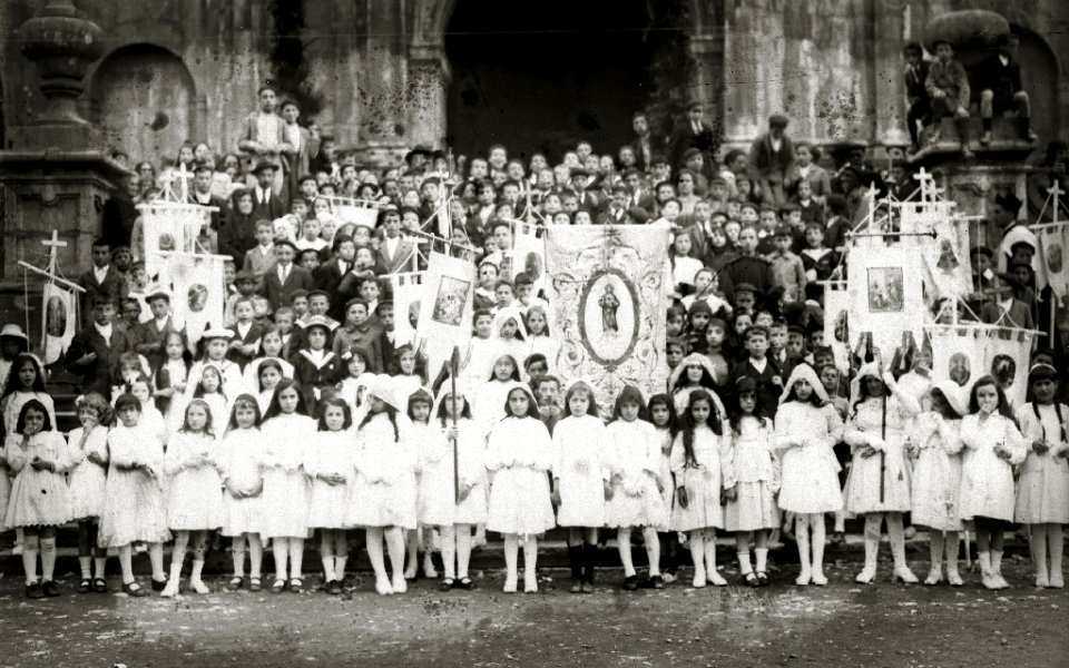Grupo de niños participantes en la procesión de la Santa Cruz (2 de 2) - Fondo Car-Kutxa Fototeka