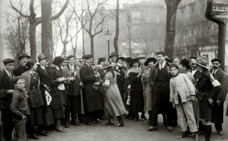 Grupo de mujeres postulantes por las calles de San Sebastián (19 de 20) - Fondo Car-Kutxa Fototeka