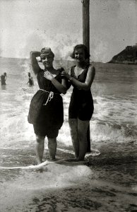 Grupo de bañistas en la playa de la Concha (5 de 10) - Fondo Car-Kutxa Fototeka