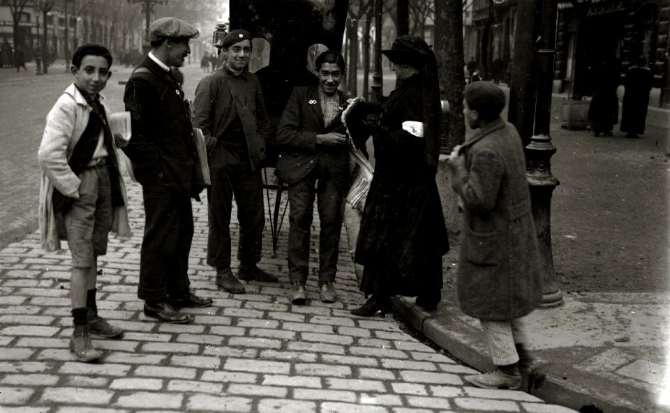 Grupo de mujeres postulantes por las calles de San Sebastián (4 de 20) - Fondo Car-Kutxa Fototeka