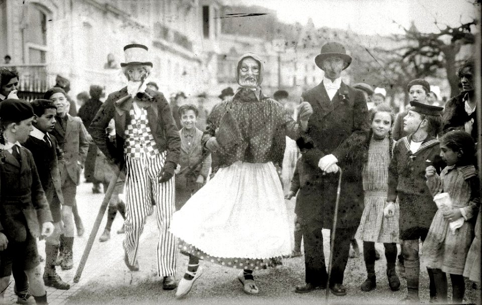 Grupo de personas disfrazadas en el paseo de la Concha (1 de 2) - Fondo Car-Kutxa Fototeka