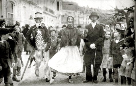 Grupo de personas disfrazadas en el paseo de la Concha (1 de 2) - Fondo Car-Kutxa Fototeka