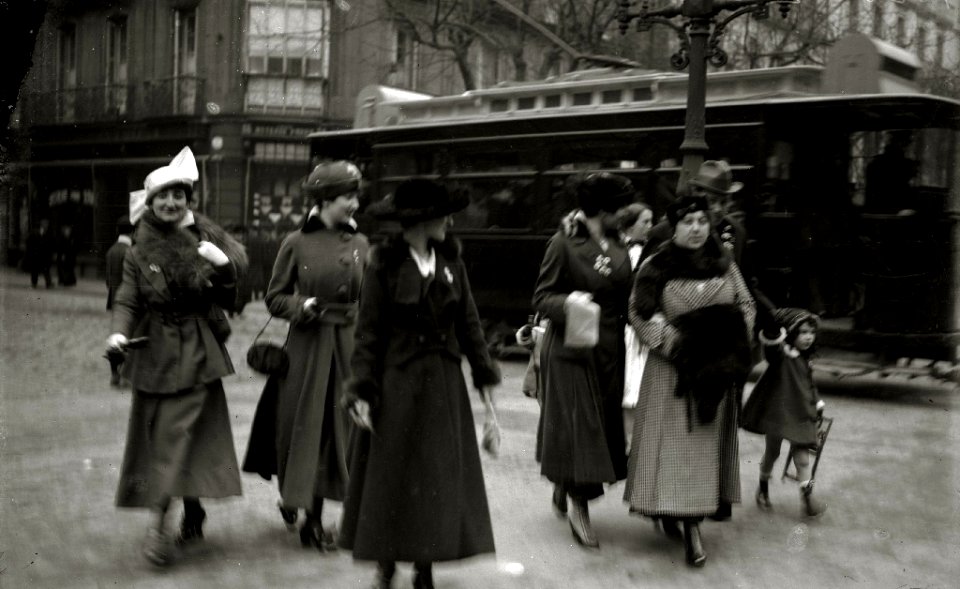 Grupo de mujeres postulantes por las calles de San Sebastián (8 de 20) - Fondo Car-Kutxa Fototeka