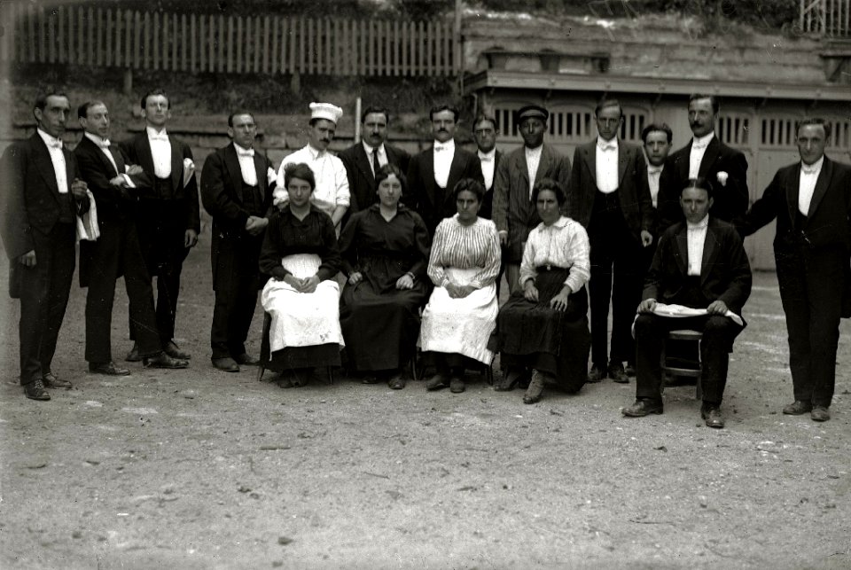 Grupo de empleados de un restaurante (1 de 1) - Fondo Car-Kutxa Fototeka