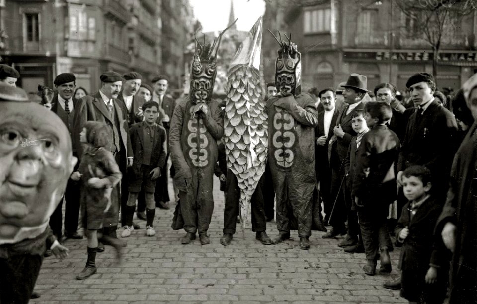 Grupo de personas disfrazadas por las calles de San Sebastián (2 de 3) - Fondo Car-Kutxa Fototeka