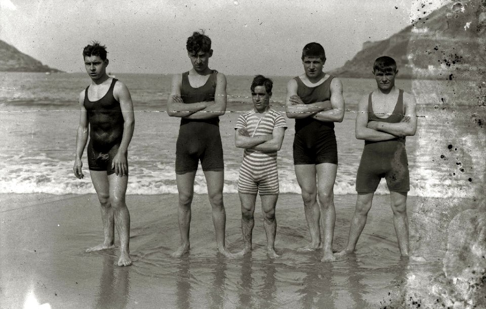 Grupo de nadadores en la playa de la Concha (1 de 2) - Fondo Car-Kutxa Fototeka