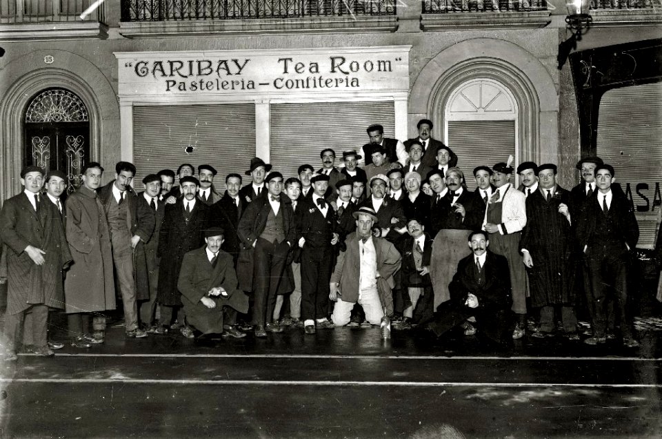Grupo de hombres delante de la pasteleria-confiteria 'Garibay Tea Room' (1 de 1) - Fondo Car-Kutxa Fototeka
