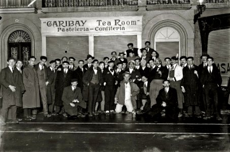 Grupo de hombres delante de la pasteleria-confiteria 'Garibay Tea Room' (1 de 1) - Fondo Car-Kutxa Fototeka