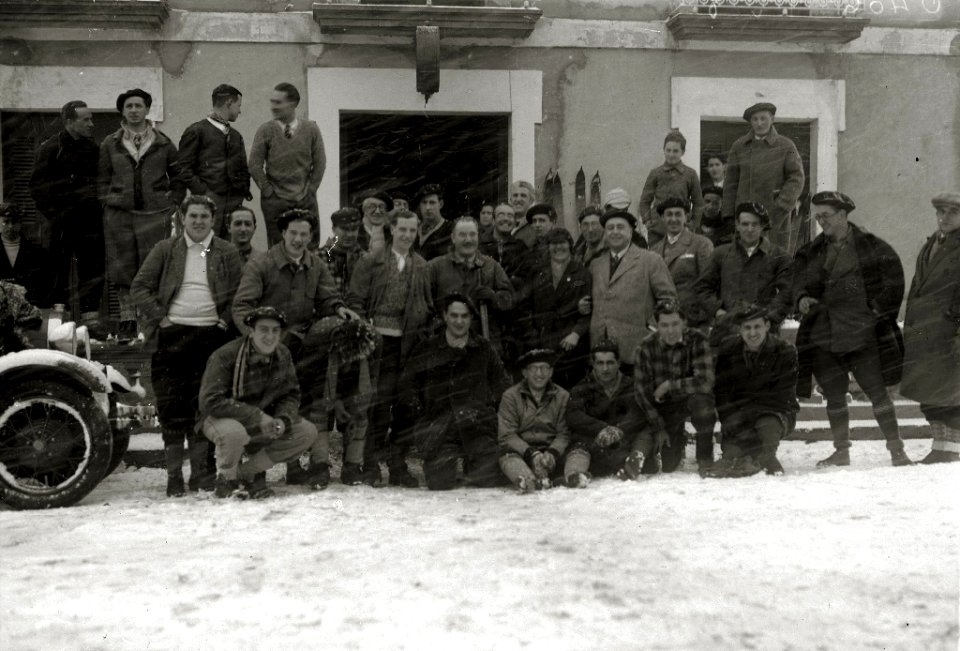 Grupo de hombres con esquís hacia el santuario de Arantzazu (1 de 4) - Fondo Car-Kutxa Fototeka