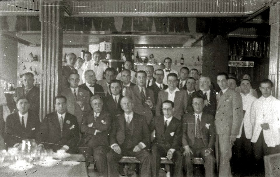 Grupo de personas en el Café Guria (2 de 2) - Fondo Car-Kutxa Fototeka