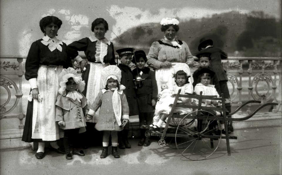 Grupo de niños con añas en el paseo de la Concha (2 de 4) - Fondo Car-Kutxa Fototeka