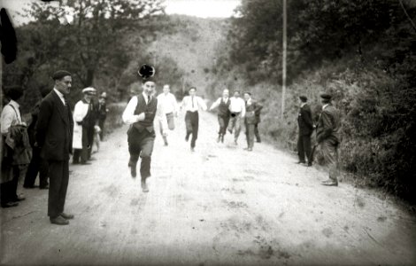 Grupo de hombres en el barrio de Carabel (2 de 6) - Fondo Car-Kutxa Fototeka