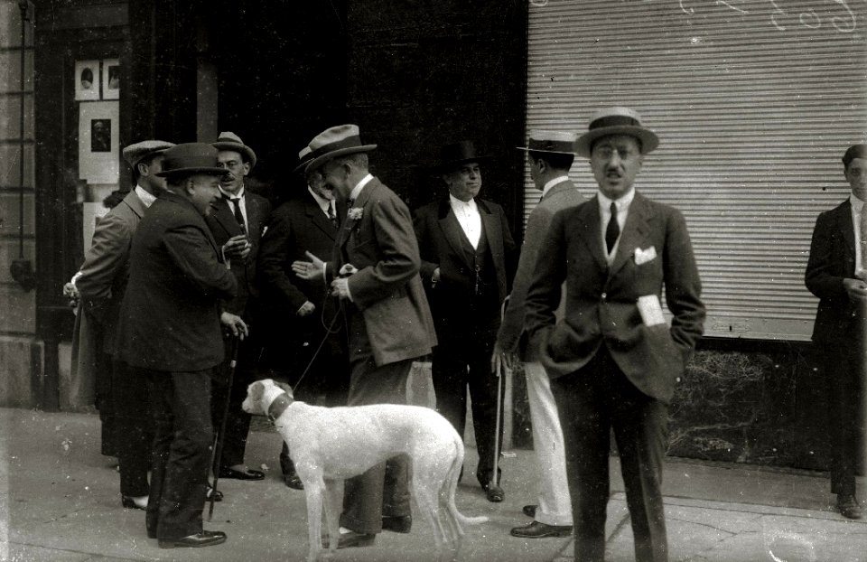 Grupo de hombres conversando alegremente en una calle de San Sebastián (1 de 1) - Fondo Car-Kutxa Fototeka