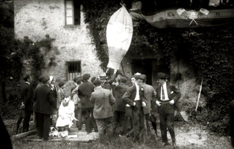 Grupo de hombres en el barrio de Carabel (6 de 6) - Fondo Car-Kutxa Fototeka