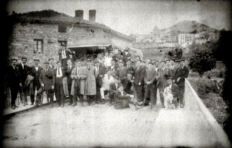 Grupo de hombres en el barrio de Carabel (1 de 6) - Fondo Car-Kutxa Fototeka